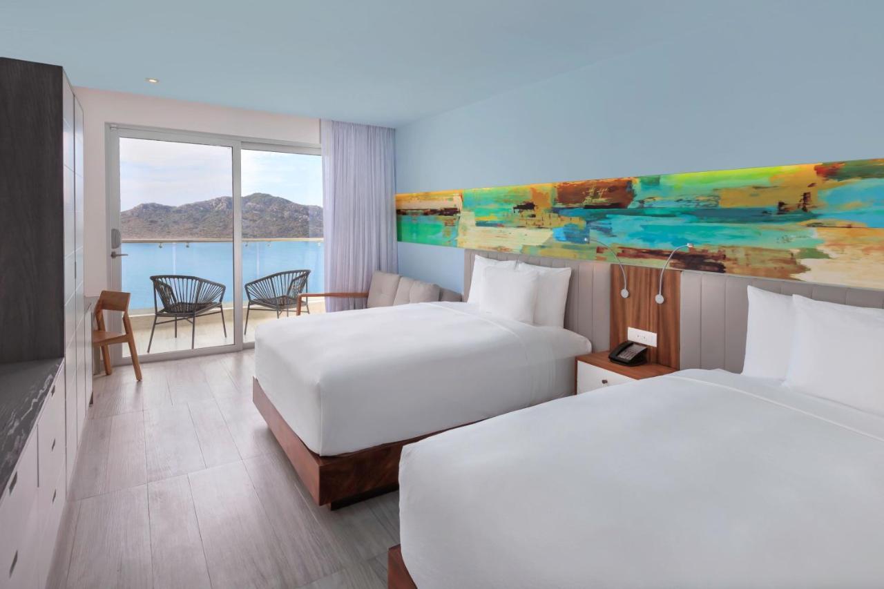 Habitación Deluxe con 2 camas grandes, balcón y vistas al mar